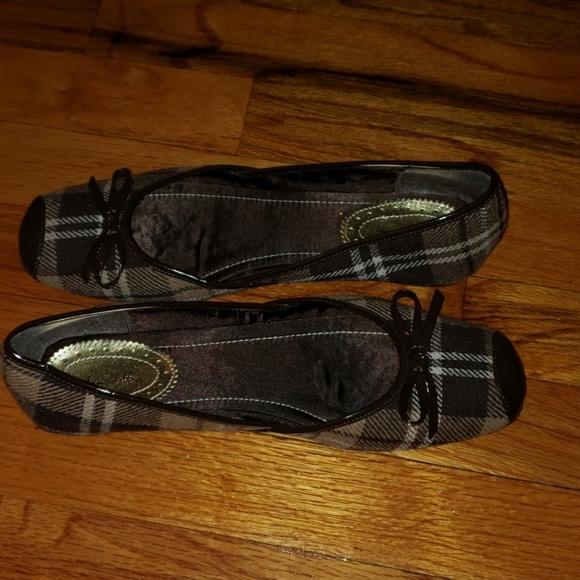 Flats - Picture 1 of 3